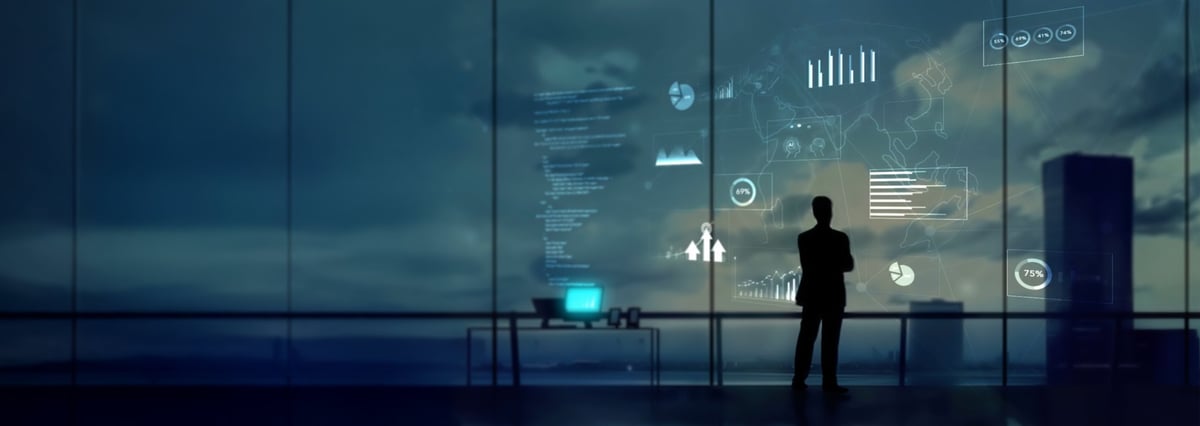 Emprendedor analizando cifras y planificando la estrategia de su negocio